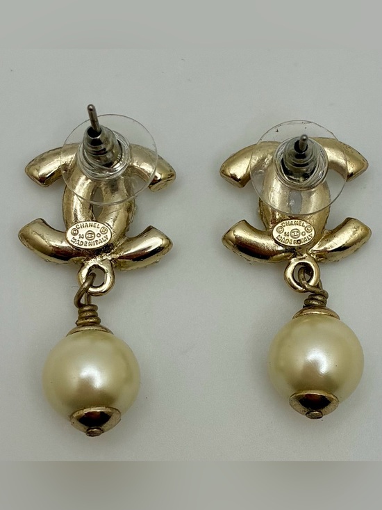 CHANEL Jewelry - Chanel whitegold-tone pierced earrings pearl drop
